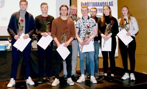 Andrea og Lárus ásamt öðrum afreksefnum sem fengu styrk.