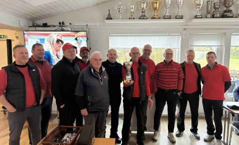 Baddi Guðmunds og hans menn í rauða liðinu reffilegir með bikarinn!