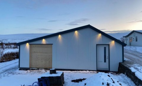 Biðjum fólk um að tæma skápa í suður-fjósi