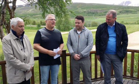 Jónas Þór Hafþórsson afhendir styrkinn