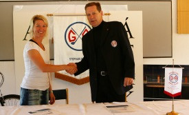 Gúðrún Gísladóttir og Halldór Rafnsson handsala samninginn