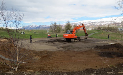 Framkvæmdir við 10. teig og 2. flöt.