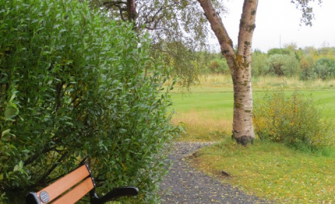 Bekkur að gjöf til minningar um Karólínu og Frímann