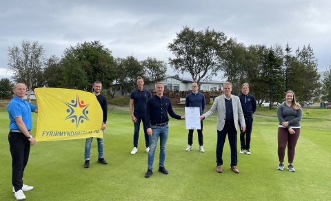 Frá vinstrí: Heiðar Davíð Bragason golfkennari GA, Skúli Eyjólfsson stjórnarmaður í GA, Steindór Kr.…