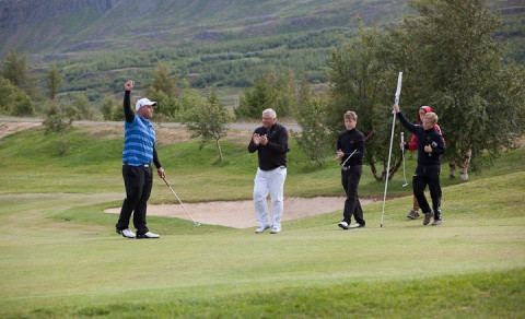 Örvar fagnar á 18. holu