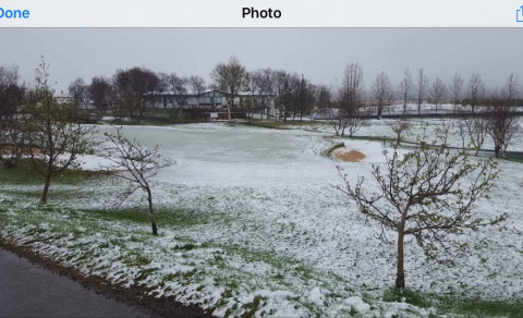 Völlurinn opinn, þrátt fyrir hvíta jörð í morgun