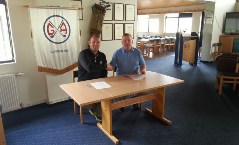 Ágúst og Jón Vídalín handsala samninginn