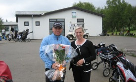 Vel var tekið á móti Júlla þegar hann mætti á teig á Jaðri í gær