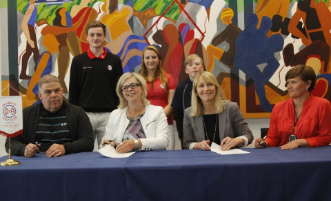 Frá undirritun samningsins