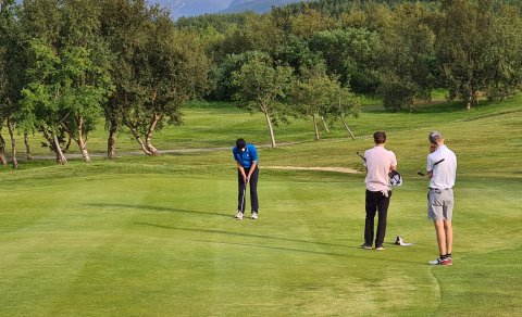 Mikael púttar sigurpúttið