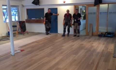 Parketlögn hafin í golfskálanum