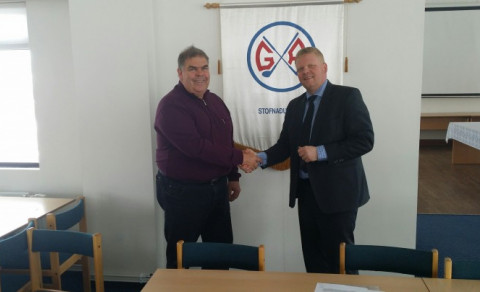 Sigmundur og Arnar handsala samninginn