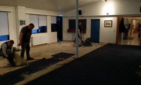 Skipt um gólfefni á Jaðri