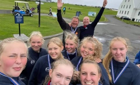 Stelpurnar og þjálfarar glöð með árangurinn