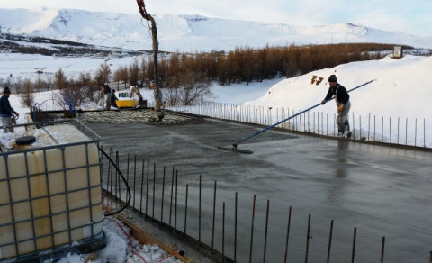 Gunni, Óli og Robbi að gera botnplötuna klára
