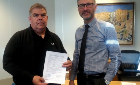 Sigmundur og Eiríkur bæjarstjóri handsala samning